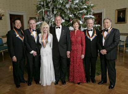 El presidente de los Estados Unidos George W. Bush  y la primera dama Laura Bush posan con los premiados en la gala anual de entrega de los premios del Kennedy Center.