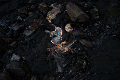 Un charco de desechos de la empresa minera Huanuni sobre el lecho del río del mismo nombre.