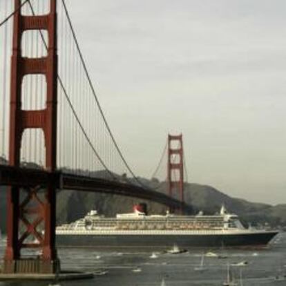 El transatlántico Queen Mary 2 cruza el Golden GAte en febrero de 2007