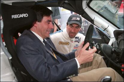 François Fillon, en un choche de fórmula 1.