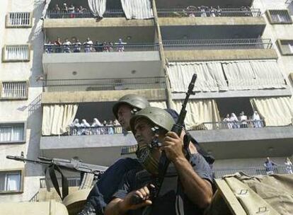 Soldados libaneses se despliegan ayer en Trípoli tras los enfrentamientos entre suníes y alauíes.