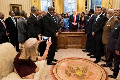 Kellyanne Conway, consejera del presidente, hace una foto de Donald Trump junto a los líderes de 60 universidades históricamente afroamericanas en el Despacho Oval, el 27 de febrero de 2017.