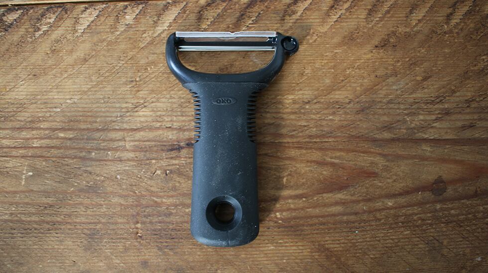 Tanto por funcionalidad como por seguridad, el pelador de verduras Oxo ha sido nuestro favorito.