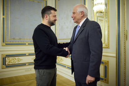 Volodímir Zelenski y Josep Borrell, este lunes en Kiev en una imagen distribuida por la presidencia ucrania.