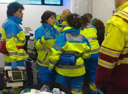 El SUMMA atiende al herido en el centro de salud.