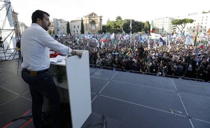 El líder de la Liga, Matteo Salvini, se dirige a los manifestantes este sábado en Roma.