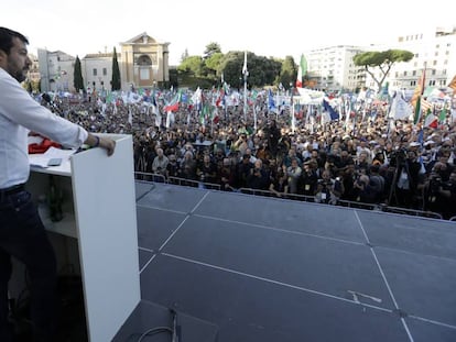 El líder de la Liga, Matteo Salvini, se dirige a los manifestantes este sábado en Roma.