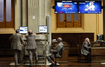 Operadores, en la bolsa de Madrid.