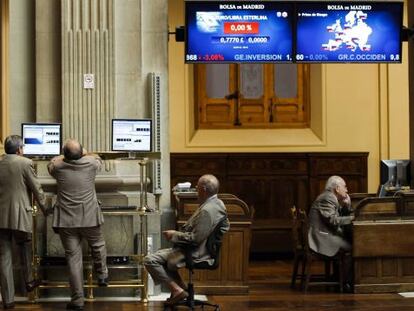 Operadores, en la bolsa de Madrid. 