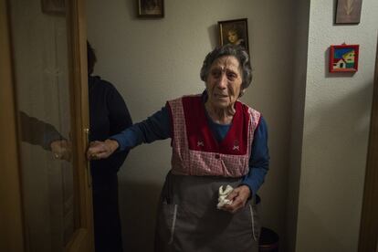 Carmen Martinez Ayuso reacciona al ver a la policía en su vivienda. Su nieto Luis Miguel y su mujer se hicieron cargo de la situación para intentar salvar la vivienda. Luis, el único hijo de Carmen, pidió 40.000 euros hace cuatro años.