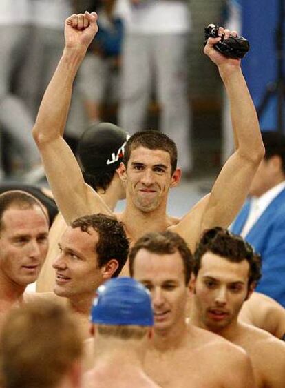 Michael Phelps celebra su octavo triunfo tras ganar Estados Unidos el relevo de 4x100 metros estilos.