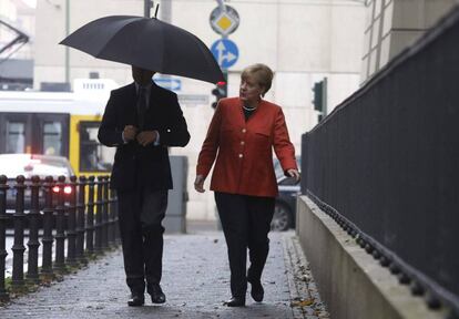 Angela Merkel acompañada de su marido, Joachim Sauer, a su llegada al colegio electoral en Berlín (Alemania).