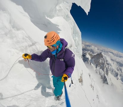 Védrines, pasando bajo el gran serac del cuello de botella, en el K 2.