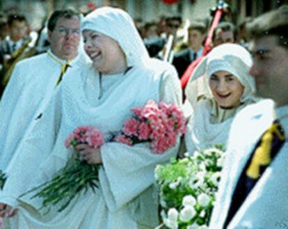 Dos mujeres vestidas de samaritanas ayer, Domingo de Resurrección, en El Cabanyal.