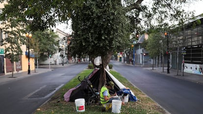 Un hombre junto a su refugio improvisado, en Santiago (Chile), en 2020.