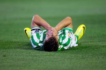 Chica, tumbado en el césped del Benito Villamarín durante el partido ante la Real