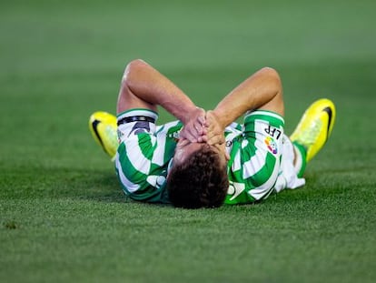 Chica, tumbado en el c&eacute;sped del Benito Villamar&iacute;n durante el partido ante la Real