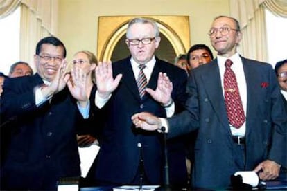 El ministro de Justicia indonesio, Hamid Awaluddin, el ex presidente finlandés Martti Ahtisaari y el líder del Movimiento para la Liberación de Aceh (GAM), Malik Mahmud, tras la firma del acuerdo de paz.