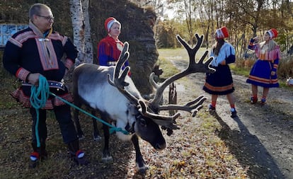 A família Oskal, dedicada ao pastoreio de renas, em Nordland (Noruega).