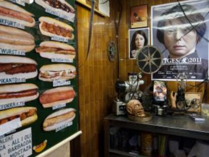 Durante el Festival de Cine Fantástico, algunos comercios de Sitges decoran sus escaparates y locales con la temática del certamen.