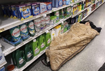 Kienan Dietrich duerme en el pasillo del supermercado Publix tras quedar se vehículo atascado debido a una tormenta de nieve en Atlanta, Georgia.