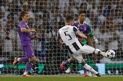 El jugador de la Juventus Miralem Pjanic lanza la pelota a la portería del Real Madrid.