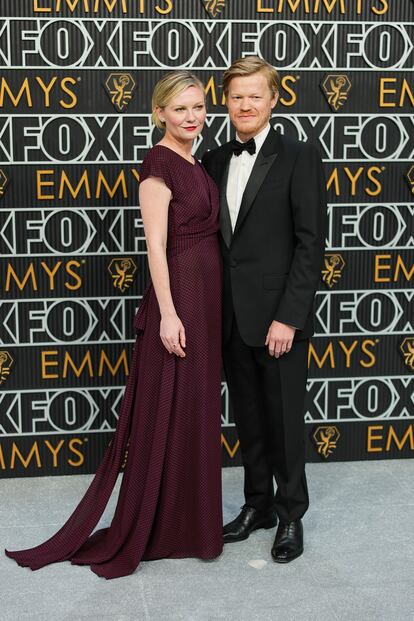 Kirsten Dunst, de Chanel, junto a su marido Jesse Plemons. El actor estaba nominado por su papel en la serie 'Love & death'.