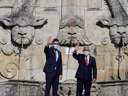 Pedro Sánchez y António Costa saludan a la prensa antes de comenzar la cumbre en la ciudad portuguesa de Guarda.