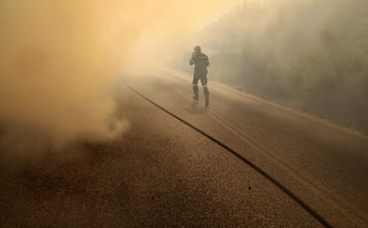 Un bombero participa en las labores de extinción en Penteli, el lunes.