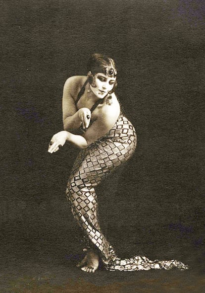 Tórtola Valencia, en plena danza de la serpiente.
