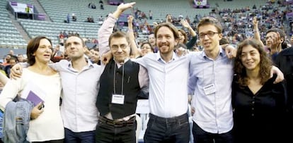 Pablo Iglesias posa junto com sua equipe em assembleia do Podemos.