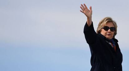 Hillary Clinton embarca en un avi&oacute;n en White Plains (Nueva York)