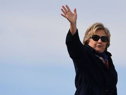 Hillary Clinton embarca en un avi&oacute;n en White Plains (Nueva York)