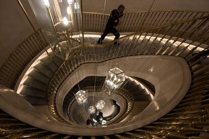 La escalera de espiral del antiguo Banco Español de Crédito conecta el vestíbulo del hotel con las habitaciones y una zona de restaurantes. Las lámparas y el pasamanos se han recuperado y restaurado.