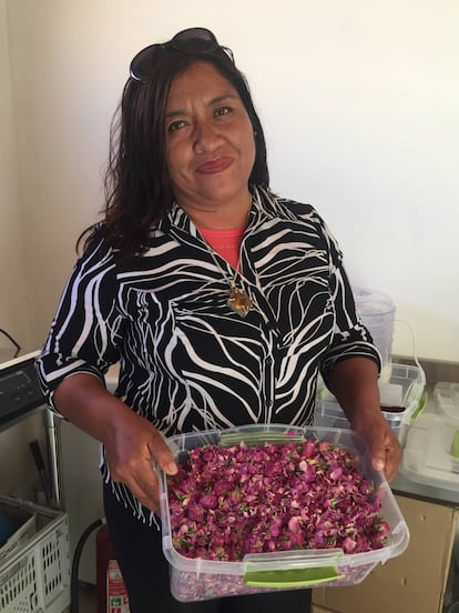 Patricia P&eacute;rez sostiene un recipiente con p&eacute;talos secos de rosas.