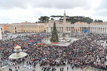 Asistentes durante el rezo del Ángelus, este en la plaza de San Pedro en el Vaticano. 