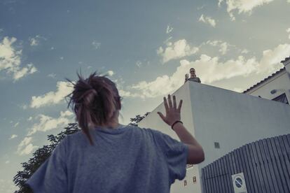 Son vecinas desde que nacieron, compañeras de clase desde que ienen edad, y, como ellas dicen, amigas para toda la vida. Hay tardes en las ue comparten conversaciones desde la distancia. En la imagen, Laura Lamas, en la terraza y Lola Puentes.