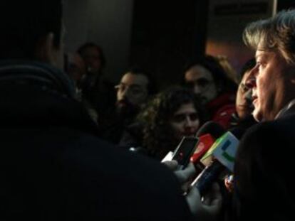 El ministro de Economía uruguayo, Fernando Lorenzo (centro) anuncia la decisión de su Gobierno sobre Pluna. A su derecha, el ministro de Transportes, Francisco Pintado.