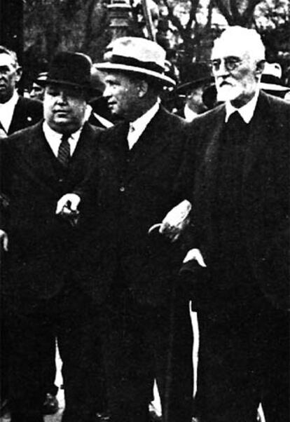 Manifestación del 1 de mayo de 1931 en Madrid. Francisco Largo Caballero, entre Miguel de Unamuno (derecha) y el entonces alcalde de Madrid, Pedro Rico.