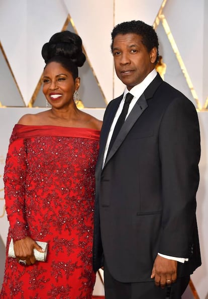 Denzel Washington llegó con su esposa Pauletta. El actor cuando ganó su único Oscar por <i>Tranining Day</i> en 2002, Washington tuvo uno de los momentos más memorables de la noche. Ese mismo año, Sidney Poitier se llevó el galardón honorífico y el actor bromeó: “Llevo 40 años siguiendo a Sidney y ahora, ¿qué hacen? Nos lo dan el mismo año”. Fue una manera sutil de criticar también la ausencia de papeles para actores afroamericanos.