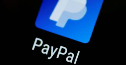 El logotipo de PayPal, en un teléfono móvil.