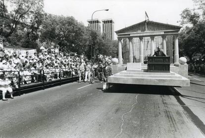 Una réplica del Congreso de los Diputados, en la cabalgata de carrozas en el paseo de la Castellana, en 1987.