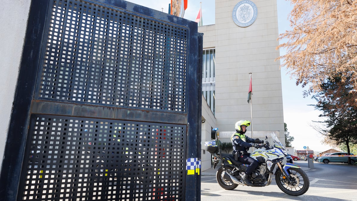 El agente ha pasado la noche en el calabozo y tras un juicio rápido por maltrato y quebrantamiento del alejamiento ha quedado en libertad provisional: Detenido el subinspector de la policía local de Granada acusado de violencia de género | Sociedad
