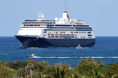 El crucero Zaandam, atracado en el puerto de Fort Lauderdale, en Florida, este jueves.