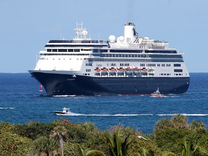 El crucero Zaandam, atracado en el puerto de Fort Lauderdale, en Florida, este jueves.