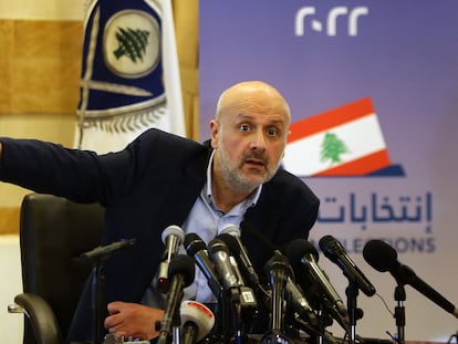 El ministro del Interior libanés, Basam Maulawi, anuncia resultados parciales de la legislativas del domingo, el lunes en Beirut.