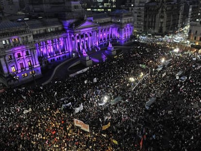 Miles de personas se concentran frente al Congreso en Buenos Aires.