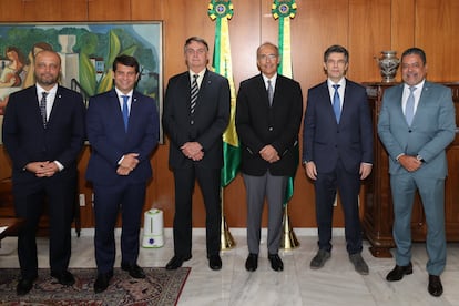 Presidente Bolsonaro se reúne com o CFM para discutir uso da cloroquina em abril de 2020. Ao seu lado direito, está o presidente do CFM, Mauro Luiz Ribeiro.