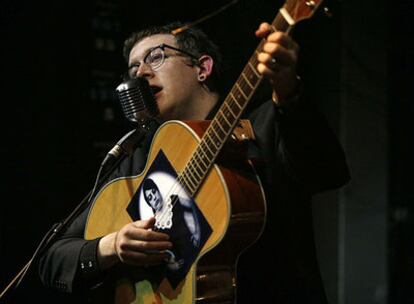 El cantante Micah P. Hinson durante su actuación ayer en Madrid.