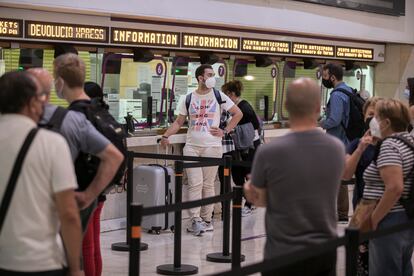 Pasajeros esperan en el mostrador de Renfe de la estación de Sants durante la segunda jornada de huelga de maquinistas.